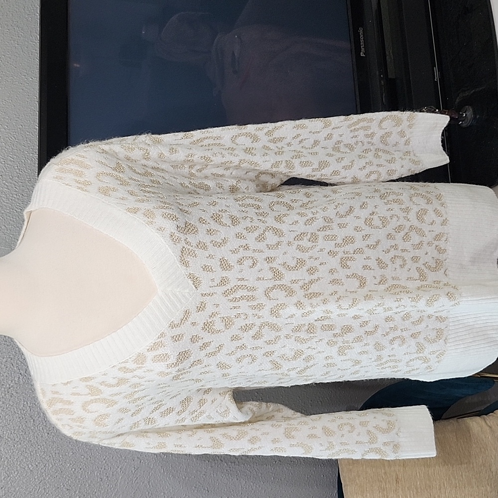 Nine West Cozy Leopard Print Tunic Sweater V-Neck Cream & Gold